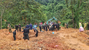 Đào đất tìm kiếm nạn nhân xe 16 chỗ bị đất đá vùi lấp