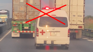 Xe đầu kéo 29RM 004.60 và xe tải 29H-812.06 cản đường xe cứu thương trên cao tốc