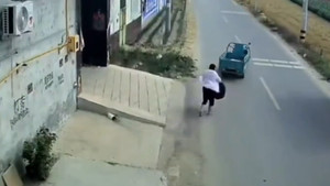 Người phụ nữ quên cài phanh tay, xe 3 bánh lao xuống cánh đồng