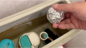 Thả một quả bóng bạc vào bồn cầu có tác dụng gì