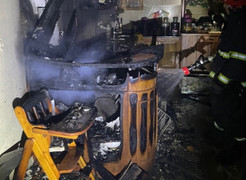 Cứu người đàn ông 65 tuổi mắc kẹt trong ngôi nhà bị cháy lúc rạng sáng ở Hà Nội