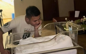 Quang Hải hạnh phúc ngắm con trai đầu lòng vừa chào đời