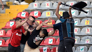 Hỗn chiến ở giải Mexico, cổ động viên bị bắn chết