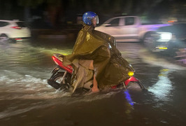 Mưa như trút nước vào giờ tan tầm, TP Thủ Đức lại ngập sâu