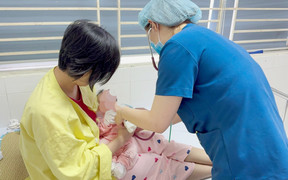 Lây bệnh truyền nhiễm từ mẹ, bé 5 ngày tuổi nổi mụn nước toàn thân