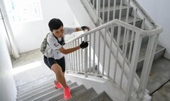 Bà lão 64 tuổi leo 39 tầng cầu thang bộ trong chưa đầy 7 phút
