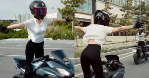 Buông cả hai tay khi đang lái xe máy bị phạt bao nhiêu tiền?