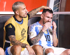 Lionel Messi khóc nức nở, rời sân do chấn thương