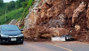 Xe máy tông vào đống đá sạt lở, tài xế thiệt mạng