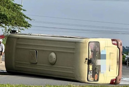 Xe tải tông lật ô tô khách ở Vĩnh Phúc, 18 người bị thương