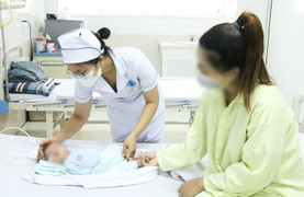 Trao bằng khen cho nữ điều dưỡng cấp cứu em bé bị sặc sữa