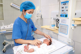 Bé gái sơ sinh bị bỏ rơi trong bụi cỏ và cuộc hồi sinh kỳ diệu