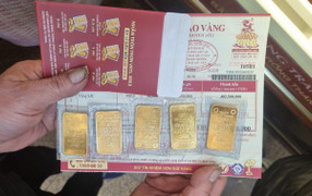 Giá vàng trong nước chỉ còn đắt hơn vàng thế giới gần 3 triệu đồng/lượng