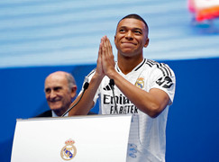 Kylian Mbappe ra mắt Real Madrid