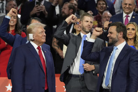 Ông Trump lần đầu xuất hiện với một bên tai băng bó sau vụ ám sát hụt