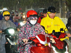 Dự báo thời tiết TP.HCM ngày 16/7: Mưa dông về chiều, nhiệt độ giảm