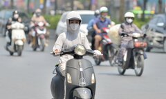 Những điều cần lưu ý khi đi xe máy dưới trời nắng