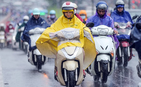 Áp thấp nhiệt đới suy yếu, cả nước hứng mưa lớn