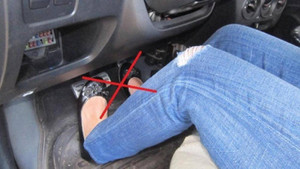 Vì sao không dùng hai chân khi lái xe số tự động?