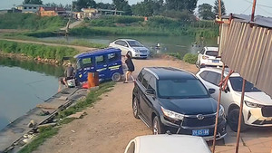 Xe 3 bánh không người lái húc văng cần thủ xuống ao 