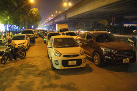 Ô tô đỗ không sát mép đường bên phải theo chiều đi bị phạt bao nhiêu tiền?