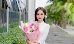 Vẻ đẹp gây sốt của nữ thủ khoa toàn quốc khối D01