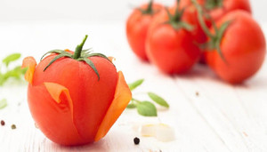 Cách lột vỏ quả cà chua nhanh chóng và không bị mất dinh dưỡng