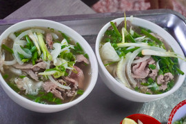 Cầm 100 nghìn đồng thưởng thức phở bò Phú Gia được Michelin đề xuất