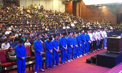 Dùng bình xịt hơi cay chống trả công an, 16 thanh niên hầu tòa