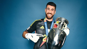 Thủ môn Tây Ban Nha rách dây chằng cổ tay sau EURO 2024