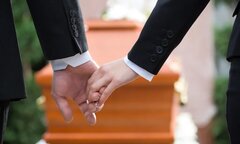 Chán ứng dụng hẹn hò, gen Z Mỹ tìm người yêu ở các cuộc biểu tình, đám tang
