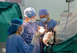 Ca phẫu thuật chấm dứt 7 năm run rẩy cho người phụ nữ bị Parkinson