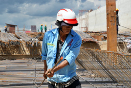 Công nhân tất bật thi công ngày đêm ở hầm chui nút giao lớn nhất TP.HCM