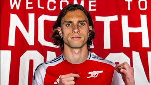 'Tiểu Maldini' sắp gia nhập Arsenal là ai?