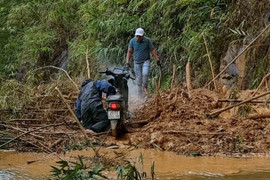 Mưa lớn gây ách tắc quốc lộ 32 hướng đi Mù Cang Chải, Yên Bái