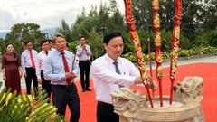 Phó Chủ tịch Quốc hội dâng hương tại Khu tưởng niệm chiến sĩ Gạc Ma