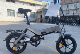 So sánh xe đạp điện chạy bằng ắc quy và pin