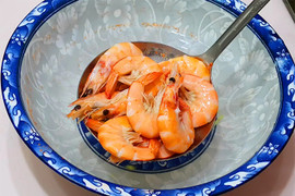 Luộc tôm nên dùng nước sôi hay nước lạnh?