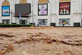 Lũ cuồn cuộn đổ về, người Sơn La thâu đêm chạy lụt