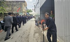 Người làng Lại Đà mang quạt ra đường, lo chỗ nghỉ cho khách viếng Tổng Bí thư