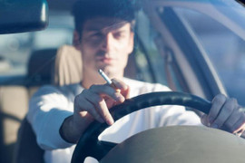 Tai hại khi hút thuốc trong ô tô dù mở cửa