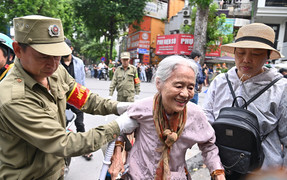 Bà lão 77 tuổi bắt xe từ Hà Nam lên Hà Nội, làm thơ viếng Tổng Bí thư Nguyễn Phú Trọng