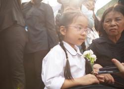 Bé gái 7 tuổi xếp hàng, cầm hoa trắng tiễn biệt Tổng Bí thư Nguyễn Phú Trọng