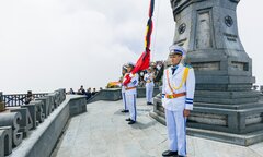 Lễ thượng cờ rủ Quốc tang trên kỳ đài cao nhất của Tổ Quốc