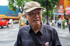 Cụ ông 93 tuổi chống gậy đến viếng Tổng Bí thư Nguyễn Phú Trọng từ 4h sáng