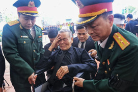 Bạn thơ ấu đẫm lệ đến tiễn biệt Tổng Bí thư Nguyễn Phú Trọng ở làng Lại Đà