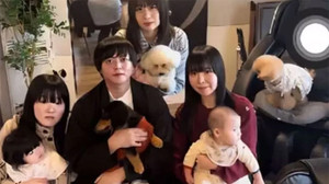 Ông chồng 'số hưởng' nhất thế giới: Được 4 vợ trẻ bao nuôi, chỉ ở nhà nội trợ