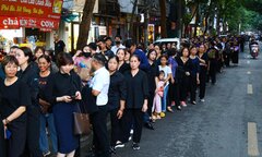 'Chúng tôi mong được viếng Tổng Bí thư lần cuối, dù đến sáng cũng chờ'
