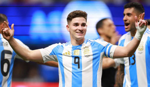 Báo Anh: Trọng tài quá sợ hãi, biến trận Argentina vs Morocco thành 'trò hề' 