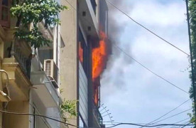 Cháy điều hoà phòng ngủ, vợ chồng kịp chạy thoát thân